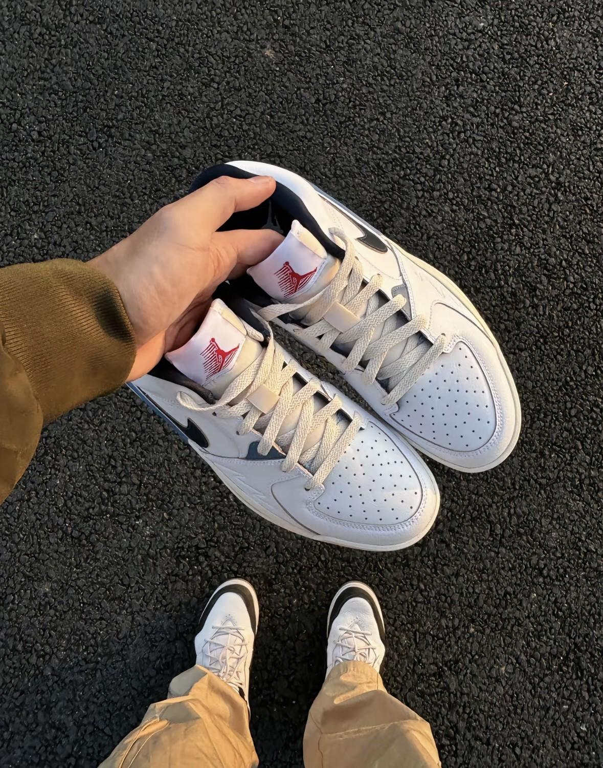 男生春夏鞋柜的C位选手👟
救命!这双AJ蓝白配色是吃掉了整个夏天吧!刚拆箱就
